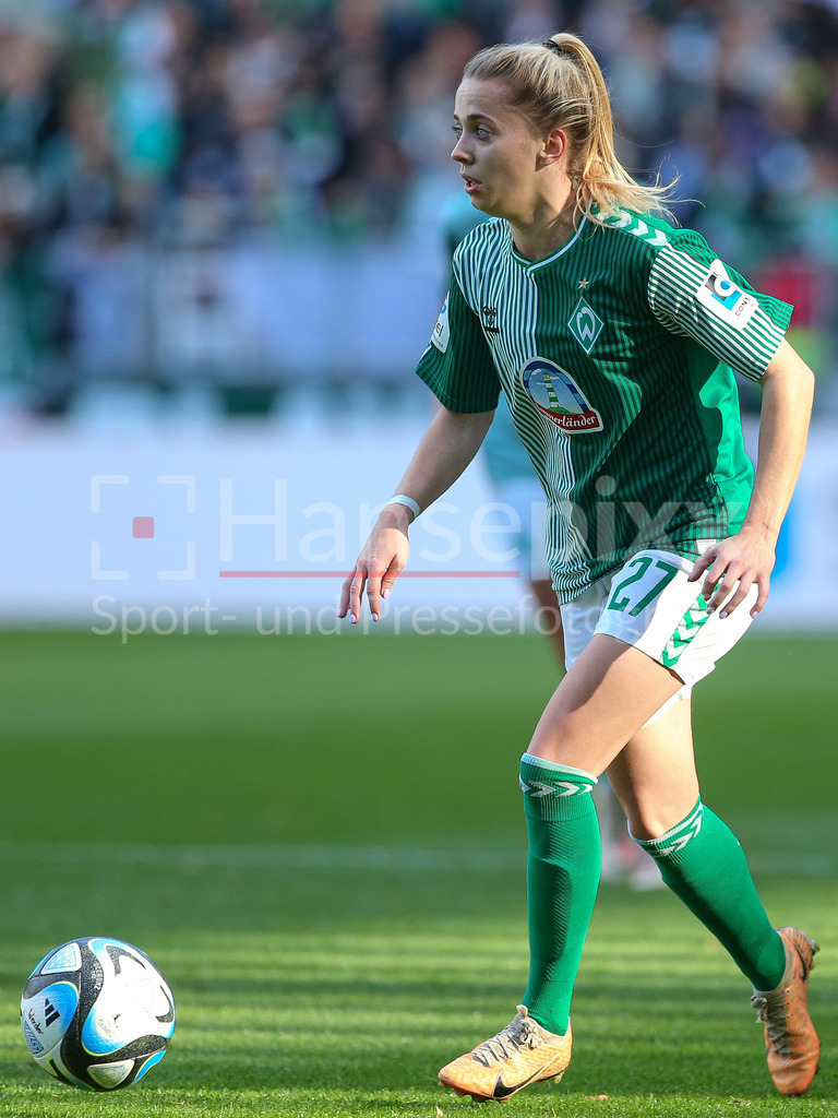 Fussball, Google Pixel Frauen-Bundesliga, SV Werder Bremen - 1. FC Köln | v.li.: Nina Lührßen (SV Werder Bremen, 27) am Ball, Einzelbild, Ganzkörper, Aktion, Action, Spielszene, DIE DFB-RICHTLINIEN UNTERSAGEN JEGLICHE NUTZUNG VON FOTOS ALS SEQUENZBILDER UND/ODER VIDEOÄHNLICHE FOTOSTRECKEN. DFB REGULATIONS PROHIBIT ANY USE OF PHOTOGRAPHS AS IMAGE SEQUENCES AND/OR QUASI-VIDEO.