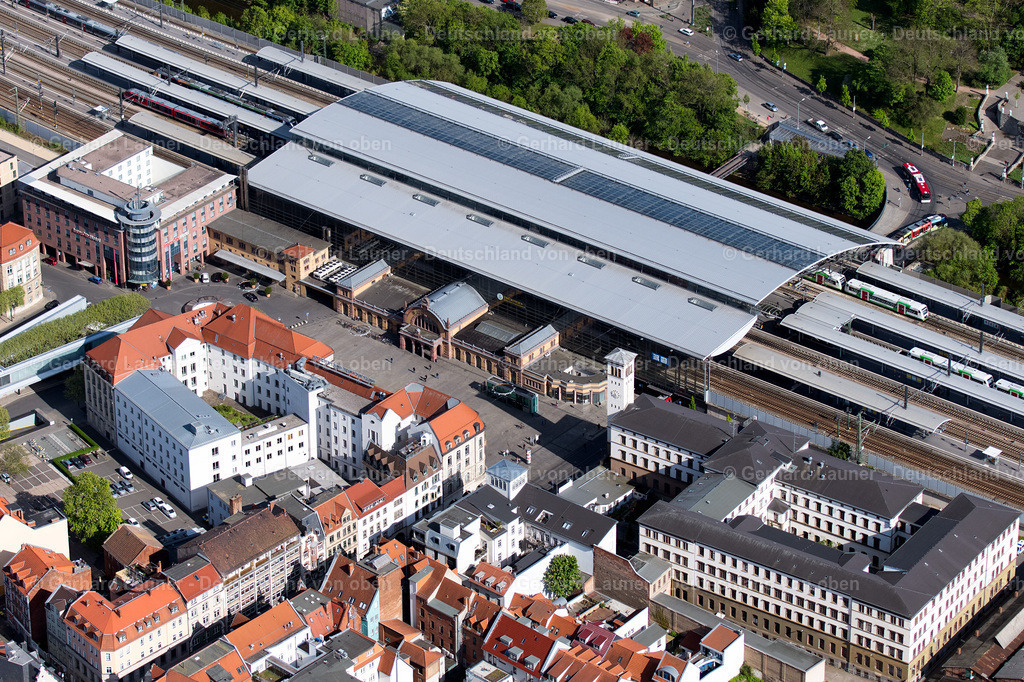 4025723 | ERFURT 06.05.2020 Gleisverlauf und Gebäude des Hauptbahnhofes der Deutschen Bahn in Erfurt im Bundesland Thüringen, Deutschland. Weiterführende Informationen bei: DB Netz AG,  DB Station&amp;Service AG,  Donges SteelTec GmbH,  HENSEL INGENIEUR GMBH,  Ingenieurbüro Plaschnick. // Track progress and building of the main station of the railway in Erfurt in the state Thuringia, Germany. Further information at: DB Netz AG,  DB Station&amp;Service AG,  Donges SteelTec GmbH,  HENSEL INGENIEUR GMBH,  Ingenieurbuero Plaschnick. Foto: Gerhard Launer