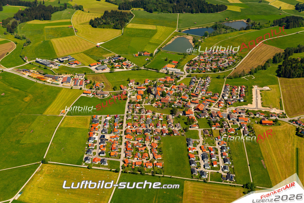 Das Luftbild zeigt :  Wald - Die Luftaufnahme wurde 2024 vom UL-Flugzeug aus erstellt ( keine Drohne ) - Hochauflösende Luftaufnahme - Für grossformatige Ausdrucke geeignet. Die Geschenkidee !Mit Lizenz und Bildrechte bestellbar