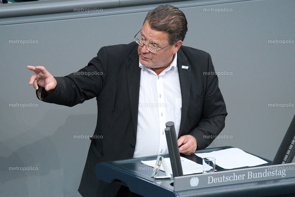 Stephan Brandner präsentiert ein Bild von Marco Buschmann mit Pinocchio-Nase (3) | Metropolico