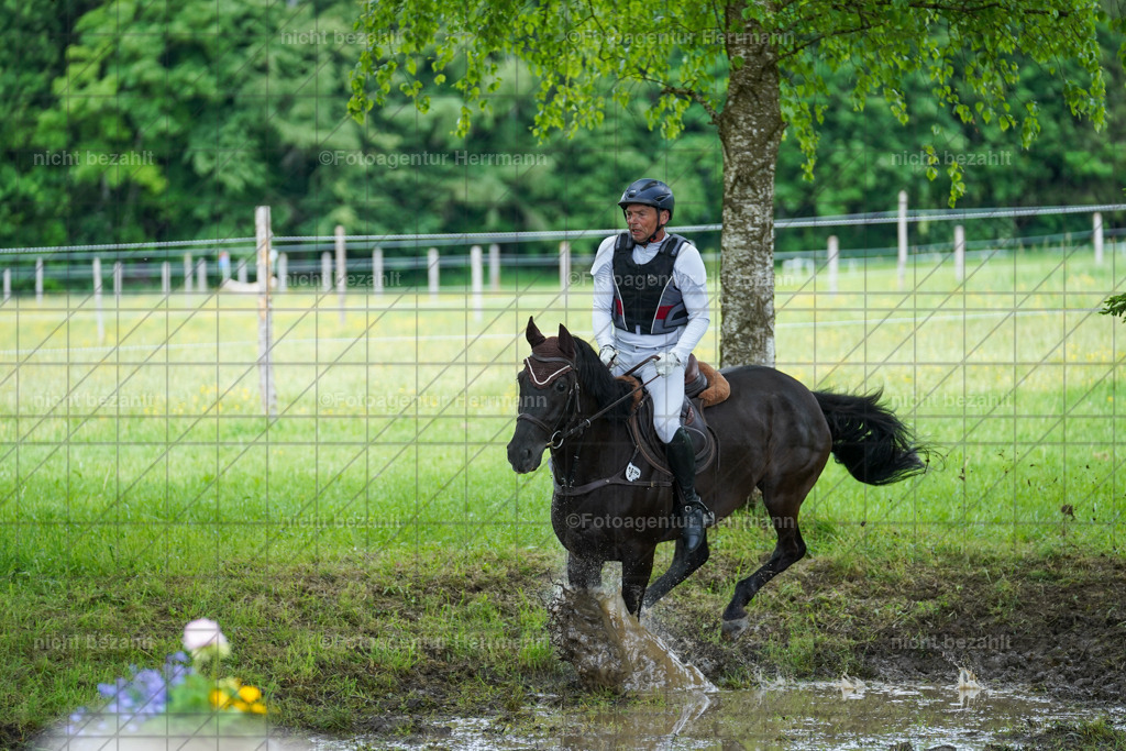 20240518-FAH03701 | Turnierbilder von Niederseon, Turnierfotografen Bayern, Fotoagentur Herrmann, Geländebilder, Reitsportfotografie