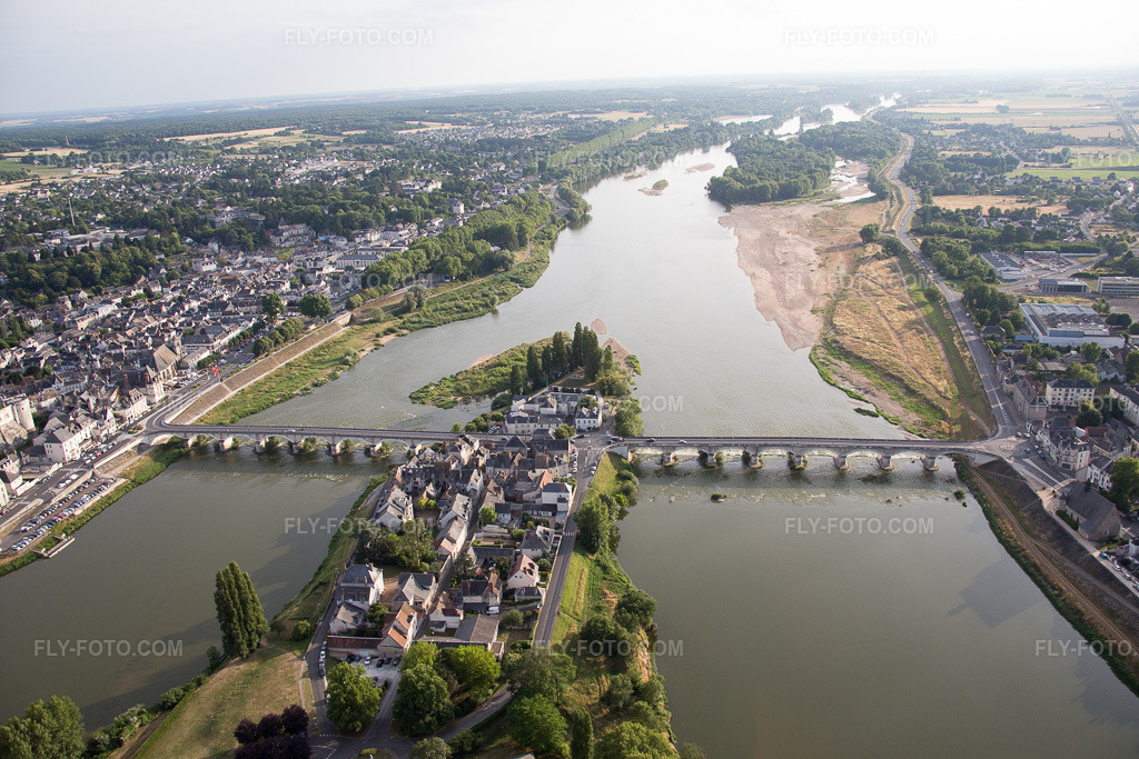 Aerial view: View of the town in Amboise in the state Indre et Loire, France.Photo: IMG_082372.jpg taken on 06/20/2015 by Werner Riehm/FLY-FOTO.comResolution of the original: 5472 x 3648 px