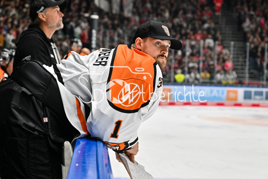 Augsburger Panther - Grizzlys Wolfsburg | im Bild Ersatzkeeper Dustin STRAHLMEIER (Grizzlys Wolfsburg 1) auf der Bank / Einzelfoto / Freisteller / DEL: Augsburger Panther - Grizzlys Wolfsburg; Curt Frenzel Stadion am 10.10.2025