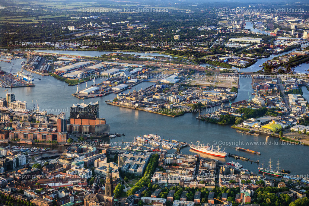 Hamburg_Elbphilharmonie_ELS_3121050623 | HAMBURG 05.06.2023 Elbphilharmonie am Ufer der Elbe in Hamburg. Das Konzerthaus- Gebäude im Stadtteil Hamburg-HafenCity befindet sich am Ufer der Elbe der Hansestadt. Weiterführende Informationen bei: HamburgMusik gGmbH - Elbphilharmonie und Laeiszhalle Betriebsgesellschaft,  ReGe Hamburg Projekt-Realisierungsgesellschaft mbH. // The Elbe Philharmonic Hall on the river bank of the Elbe in Hamburg. Further information at: HamburgMusik gGmbH - Elbphilharmonie und Laeiszhalle Betriebsgesellschaft,  ReGe Hamburg Projekt-Realisierungsgesellschaft mbH. Foto: Martin Elsen