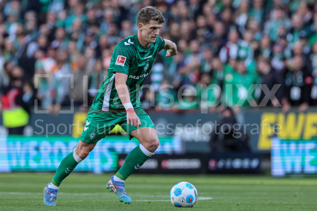 Fussball, Bundesliga, SV Werder Bremen - SC Freiburg | v.li.: Jens Stage (SV Werder Bremen, 6) am Ball, Freisteller, Einzelbild, Ganzkörper, Aktion, Action, Spielszene, DIE DFL-RICHTLINIEN UNTERSAGEN JEGLICHE NUTZUNG VON FOTOS ALS SEQUENZBILDER UND/ODER VIDEOÄHNLICHE FOTOSTRECKEN. DFL REGULATIONS PROHIBIT ANY USE OF PHOTOGRAPHS AS IMAGE SEQUENCES AND/OR QUASI-VIDEO.