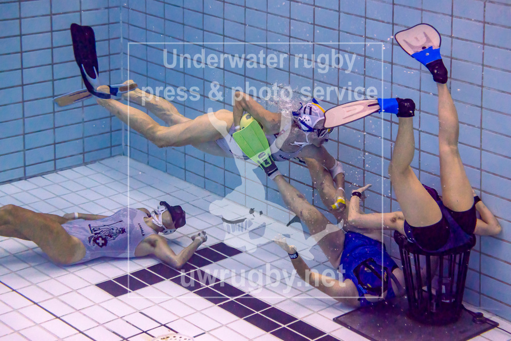 GER, Azzurra Florenz (Italien) vs. Helvetia (Schweiz), Damen, Unterwasser-Rugby, Champions Cup 2024,  24.11.2024 | Sabine Östlund (Helvetia, #11) beim Angriff auf das italiensche Tor. - Realisiert mit Pictrs.com