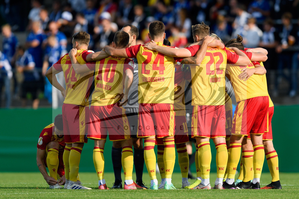 LOTKSC20210809_064 | Fussball, Herren: . Spieler vom Karlsruher SC bilden einen Kreis beim Spiel der 1. Runde im DFB-Pokal zwischen SF Lotte und Karlsruher SC im Stadion am Lotter Kreuz am 09.08.2021 in Lotte, Deutschland.DFB / DFL REGULATIONS PROHIBIT ANY USE OF PHOTOGRAPHS AS IMAGE SEQUENCES AND/OR QUASI-VIDEO. - Realisiert mit Pictrs.com