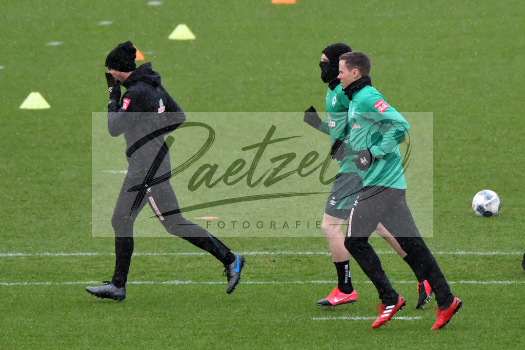 20200129_TRASVW_0001 | Fußball, Herren: Athletik-Trainer Günther Stoxreiter (SV Werder Bremen), Davy Klaassen (SV Werder Bremen) und Niklas Moisander (SV Werder Bremen) waermen sich auf beim Training des SV Werder Bremen am 29.01.2020 im wohninvest Weserstadion in Bremen, Deutschland.(Foto von Nico Paetzel) - Realisiert mit Pictrs.com