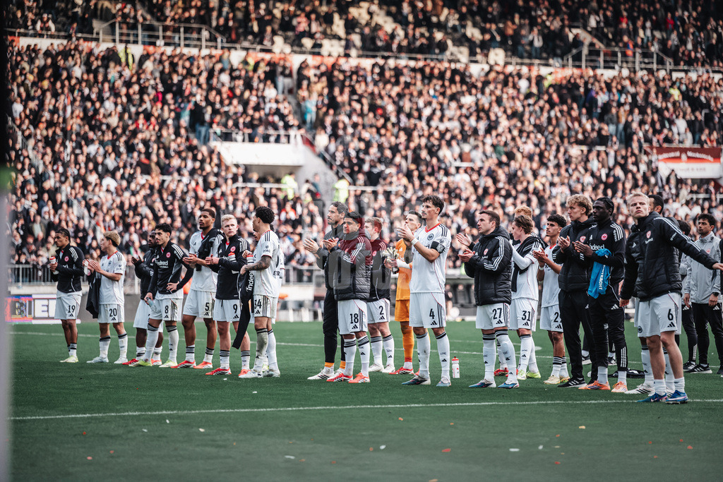 Fußball | Männer | Saison 2025/2026  | Fußball-Bundesliga | 25. Spieltag | FC St. Pauli vs. Eintracht Frankfurt | 08.03.2026 | Frankfurt applaudiert nach dem Spiel den Fans