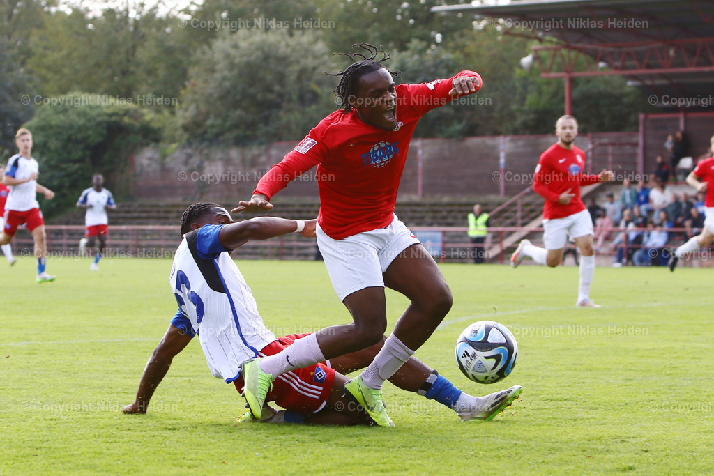 NH_HamburgerSVU21_EimsbuettelerTV_RegionalligaNord_23092023 | #23 David Amakachukwu Igboanugo (Hamburger SV U21), #18 Maurice Boakye (Eimsbütteler TV)