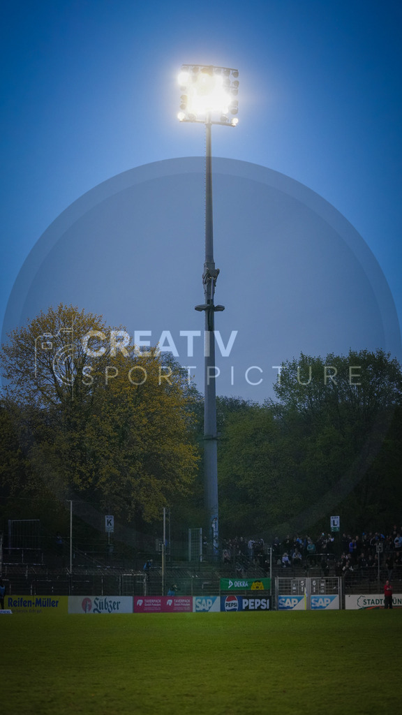 Fußball, Herren, Saison 2025/2026, Regionalliga Nordost, 30. Spieltag, FSV 63 Luckenwalde vs. SV Babelsberg 03, Freitag 17.04.2026, Karl-Liebknecht-Stadion Potsdam | Fußball, Herren, Saison 2025/2026, Regionalliga Nordost, 30. Spieltag, FSV 63 Luckenwalde vs. SV Babelsberg 03, Freitag 17.04.2026, Karl-Liebknecht-Stadion Potsdam, Im Bild: Ein Blick auf einen eingeschalteten Flutlichtmasten im Potsdamer Karl-Liebknecht-Stadion - Realisiert mit Pictrs.com