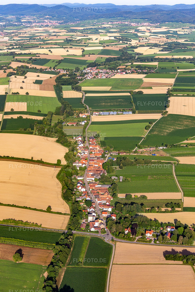Luftbild: Landwirtschaftliche Nutzflächen und Feldgrenzen umsäumen das Siedlungsgebiet des Dorfes in Vollmersweiler im Bundesland Rheinland-Pfalz in Deutschland. Foto: IMG_121001.jpg vom 04.07.2020 durch Werner Riehm/FLY-FOTO.de