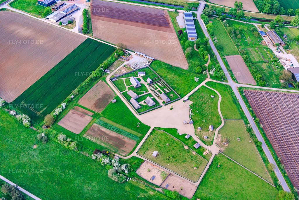 Luftbild: Freilichtlabor Lauresham in Lorsch im Bundesland Hessen in Deutschland. – Foto: IMG_088340.jpg vom 09.05.2016 durch Werner Riehm/FLY-FOTO.de – Auflösung des Originals: 5472 x 3648 px – kloster-lorsch.de