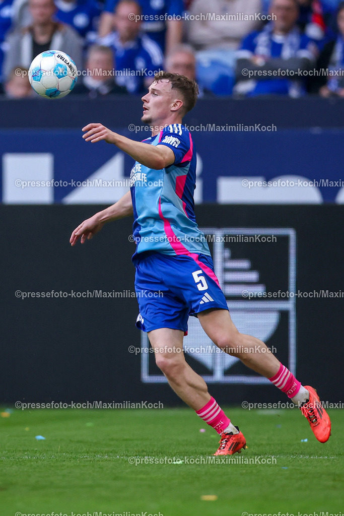 Schalke26102402152 | 26.10.2024, Fußball, FC Schalke 04 - SpVgg Greuther Fürth, 2. Fußball Bundesliga, Veltins-Arena Gelsenkirchen, Saison 2024 2025: Derry Murkin (Schalke04 #5)DFB regulations prohibit any use of photographs as image sequences and or quasi-video.