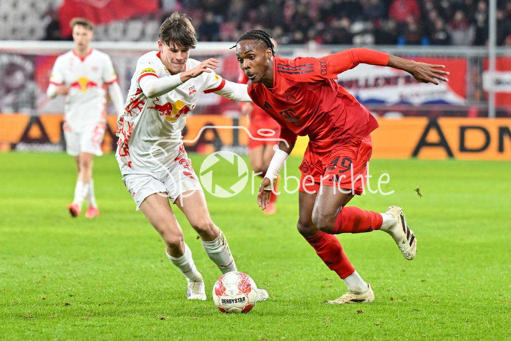 RB Salzburg - FC Bayern München | Im Duell Zeteny JANO (RB Salzburg 32) und Mathys TEL (FC Bayern Muenchen 39) / Zweikampf / Testspiel: RB Salzburg - FC Bayern Muenchen, Red Bull Arena am 06.01.2025