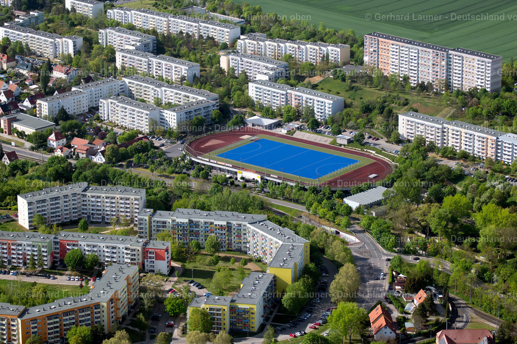 4025740 | ERFURT 06.05.2020 Blau- farbiger Hockey- Platz- Sportanlage auf dem Dach des hiesigen Einkaufszentrums an der Kranichfelder Straße im Ortsteil Herrenberg in Erfurt im Bundesland Thüringen, Deutschland. Weiterführende Informationen bei: Erfurter Hockey Club e.V.,  Kaufland Dienstleistung GmbH &amp; Co. KG. // Green colored tennis sports complex on the roof of the local shopping mall on Kranichfelder Strasse in the district Herrenberg in Erfurt in the state Thuringia, Germany. Further information at: Erfurter Hockey Club e.V.,  Kaufland Dienstleistung GmbH &amp; Co. KG. Foto: Gerhard Launer