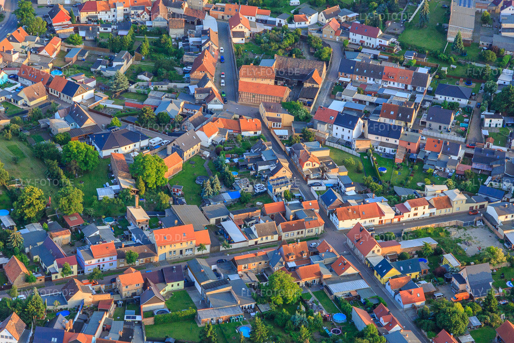 Luftbild: Angerstraße x Grüne Straße im Ortsteil Hoym in Seeland im Bundesland Sachsen-Anhalt in Deutschland. Foto: IMG_148063.jpg vom 11.06.2025 durch Werner Riehm/FLY-FOTO.de