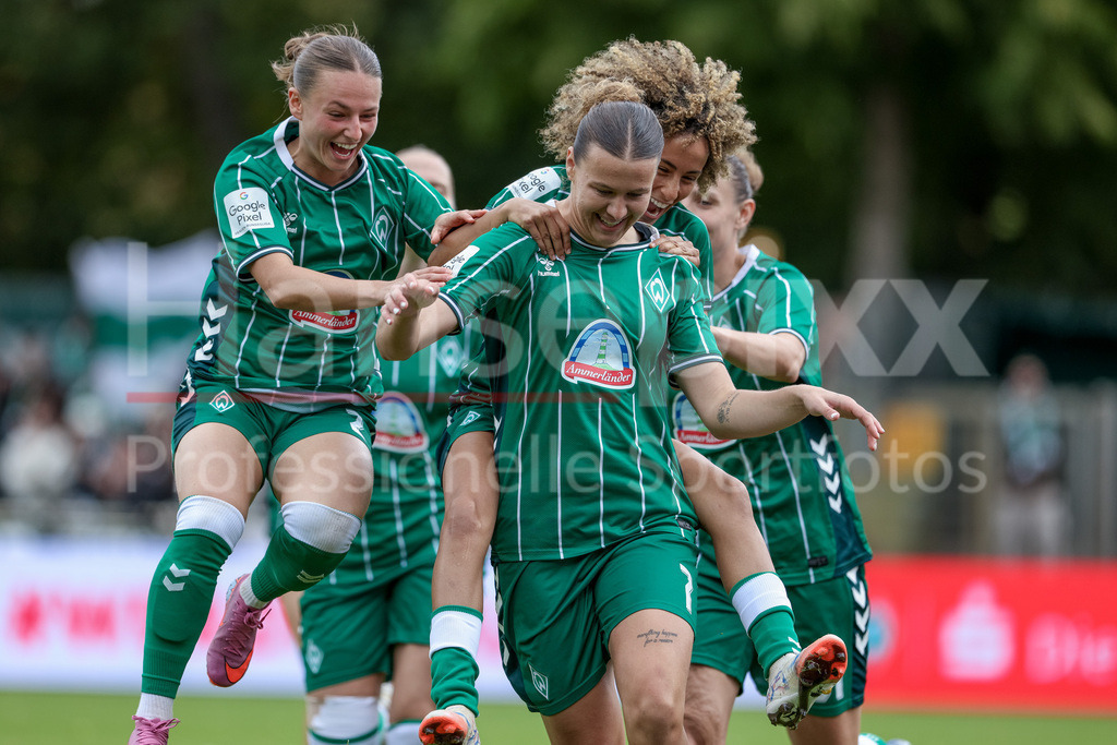 Fussball, Google Pixel Frauen-Bundesliga, SV Werder Bremen - TSG 1899 Hoffenheim | v.li.: Chiara D Angelo (SV Werder Bremen, 2), Torschützin Larissa Mühlhaus (SV Werder Bremen, 7) und Amira Arfaoui (SV Werder Bremen, 8) mit Torjubel, Jubel, jubeln, jubelt, optimistisch, Spielszene, Highlight, Freude über das Tor zum 1:0, DIE DFB-RICHTLINIEN UNTERSAGEN JEGLICHE NUTZUNG VON FOTOS ALS SEQUENZBILDER UND/ODER VIDEOÄHNLICHE FOTOSTRECKEN. DFB REGULATIONS PROHIBIT ANY USE OF PHOTOGRAPHS AS IMAGE SEQUENCES AND/OR QUASI-VIDEO.