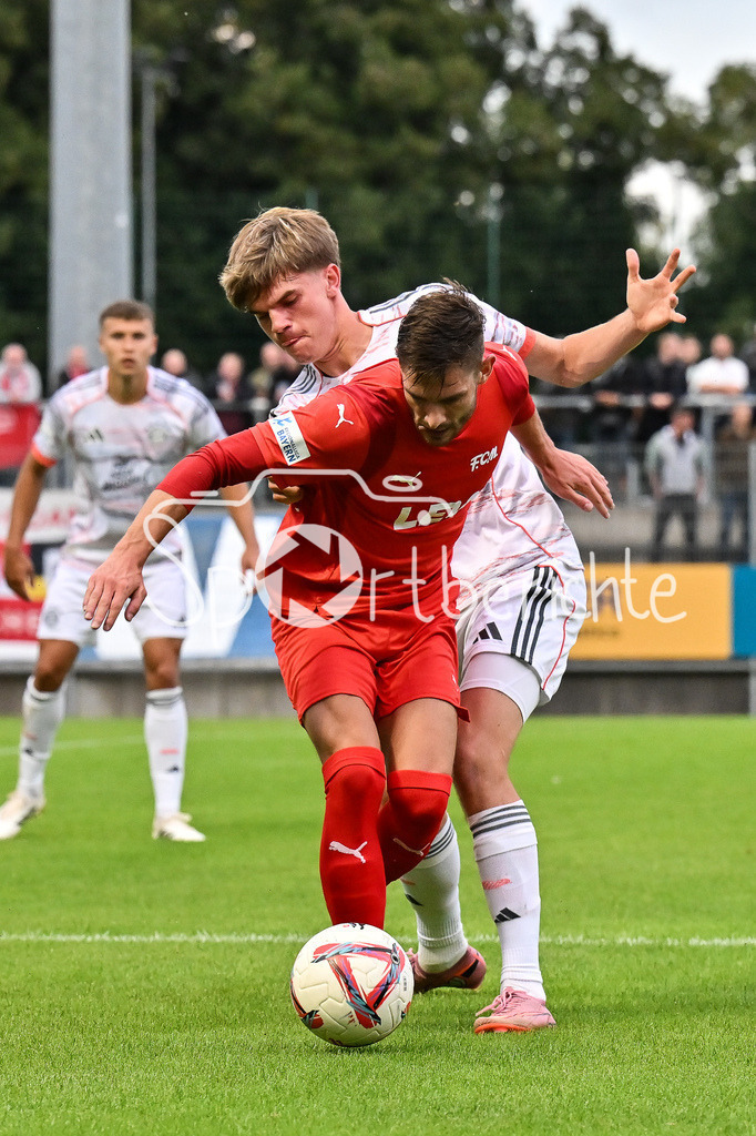 FC Memmingen - FC Bayern Amateure | im Duell Fabian LUTZ (FC Memmingen 8) und Guido Della ROVERE (FC Bayern Muenchen II 10) / Zweikampf / Regionalliga Bayern: FC Memmingen - FC Bayern München II; Arena Memmigen am 29.08.2025