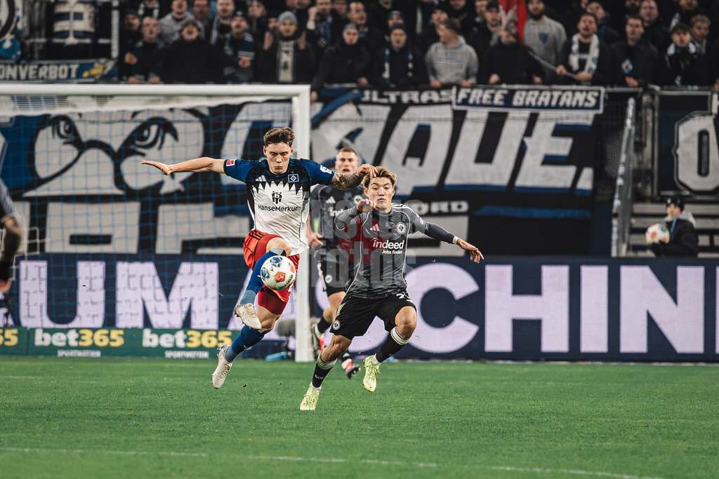 Fußball | Männer | Saison 2025/2026 | 1. Fußball-Bundesliga | 15. Spieltag | Hamburger SV vs. Eintracht Frankfurt | 20.12.2025 | v.l. Nicolai Remberg (#21, HSV) gegen Ritsu Doan (#20, Eintracht Frankfurt)