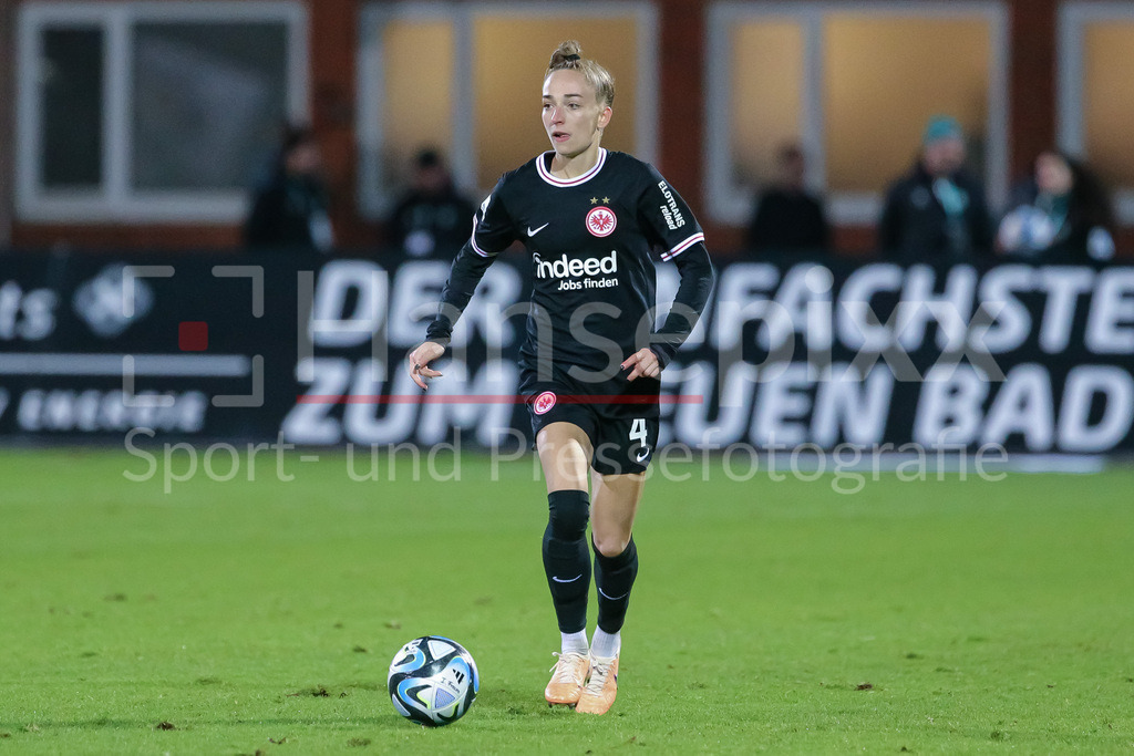 Fussball, Google Pixel Frauen-Bundesliga, SV Werder Bremen - Eintracht Frankfurt | v.li.: Sophia Kleinherne (Eintracht Frankfurt, 4) am Ball, Freisteller, Einzelbild, Ganzkörper, Aktion, Action, Spielszene, DIE DFB-RICHTLINIEN UNTERSAGEN JEGLICHE NUTZUNG VON FOTOS ALS SEQUENZBILDER UND/ODER VIDEOÄHNLICHE FOTOSTRECKEN. DFB REGULATIONS PROHIBIT ANY USE OF PHOTOGRAPHS AS IMAGE SEQUENCES AND/OR QUASI-VIDEO.