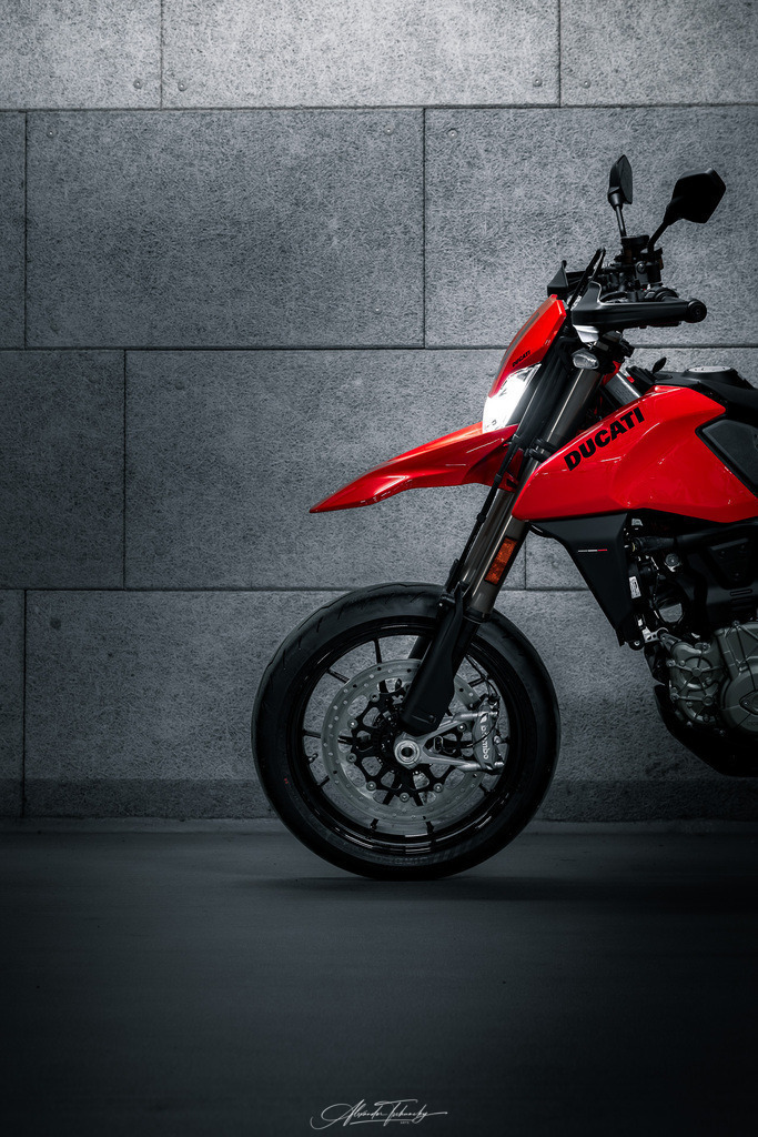 Hypermotard 698 Mono | Entdecken Sie die faszinierende Welt von Alexander Tschuncky Arts: Kreative Fotografie, atemberaubende Automobilkunst und hochwertiger Bilderdruck. Lassen Sie sich inspirieren! - Realisiert mit Pictrs.com