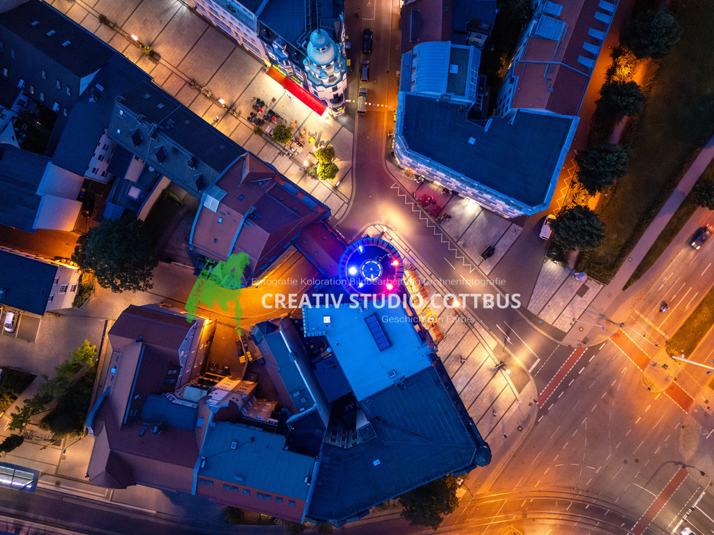 Spremberger Turm in Cottbus bei Nacht | Sonderausstellung mit Lichtskulpturen - Realisiert mit Pictrs.com