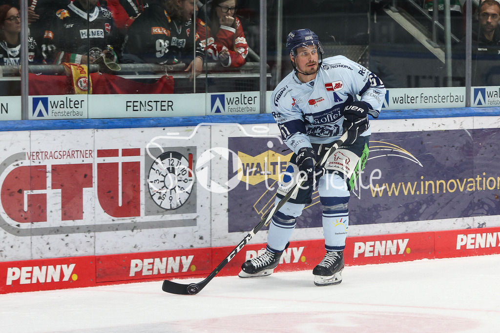 Augsburger Panther - Straubing Tigers | Justin BRAUN (STR #61) am Puck / Freisteller / Einzelfoto