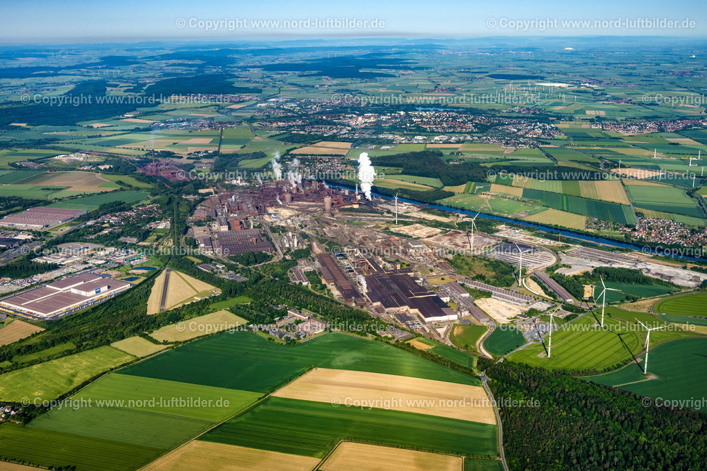 Salzgitter_Stahlwerk_ELS_4032050623 | SALZGITTER 05.06.2023 Blick auf die rauchenden Schlote auf den Industriegebiet des Stahlwerkes der Salzgitter AG in Salzgitter im Bundesland Niedersachsen. Weiterführende Informationen bei: Salzgitter Aktiengesellschaft. // Industrial area of the steel mill of Salzgitter AG in Salzgitter in Lower Saxony. Further information at: Salzgitter Aktiengesellschaft. Foto: Martin Elsen