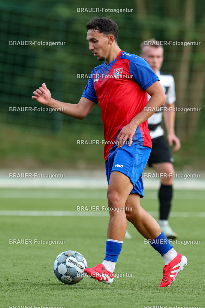 1_KFCWAT_20250723_1122.JPG -  - KFC Uerdingen - SG Wattenscheid 09 - Testspiel | Krefeld, Deutschland, 23.07.25: Nedzhib Hadzha (KFC Uerdingen) in Aktion, am Ball, Einzelaktion waehrend des Testspiel Spiels zwischen KFC Uerdingen - SG Wattenscheid 09 in der Covestro Sportpark am 23. July 2025 in Krefeld, Deutschland. (Foto von Stefan Brauer/Brauer-Fotoagentur)