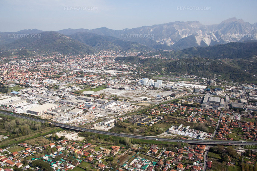 Aerial view: View of the town in Avenza in the state Tuscany, Italy.Photo: IMG_087116.jpg taken on 04/04/2016 by Werner Riehm/FLY-FOTO.comResolution of the original: 5472 x 3648 px