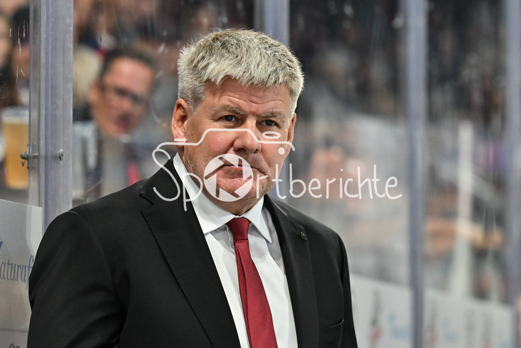 Nürnberg Ice Tigers - Augsburger Panther | Im Bild Bill PETERS Trainer Augsburger Panther / Einzelfoto / Freisteller / DEL: Nürnberg Ice Tigers - Augsburger Panther; PSD Bank Nürnberg ARENA am 12.09.2025