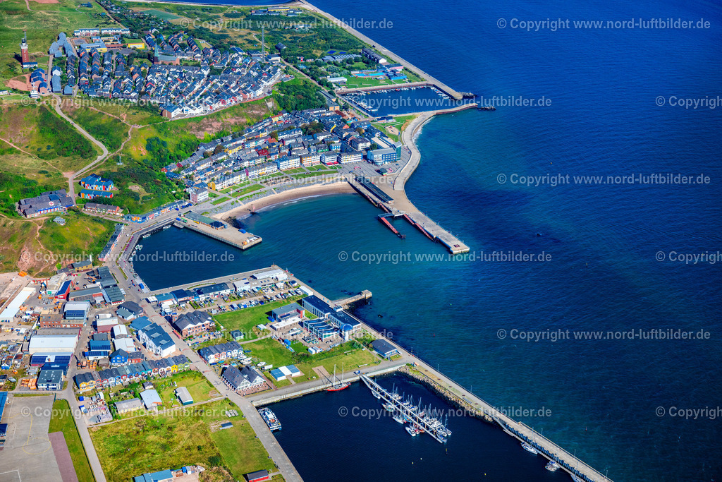 Helgoland_ELS_7732280824 | HELGOLAND 28.08.2024 Schiffs- Anlegestellen am Hafenbecken des Binnenhafen für Passagierschiffe und Fährschiffe an der Straße Am Südstrand in Helgoland im Bundesland Schleswig-Holstein, Deutschland. // Ship moorings at the harbor basin of the inland port for passenger ships and ferries on street Am Suedstrand in Helgoland in the state Schleswig-Holstein, Germany. Foto: Martin Elsen