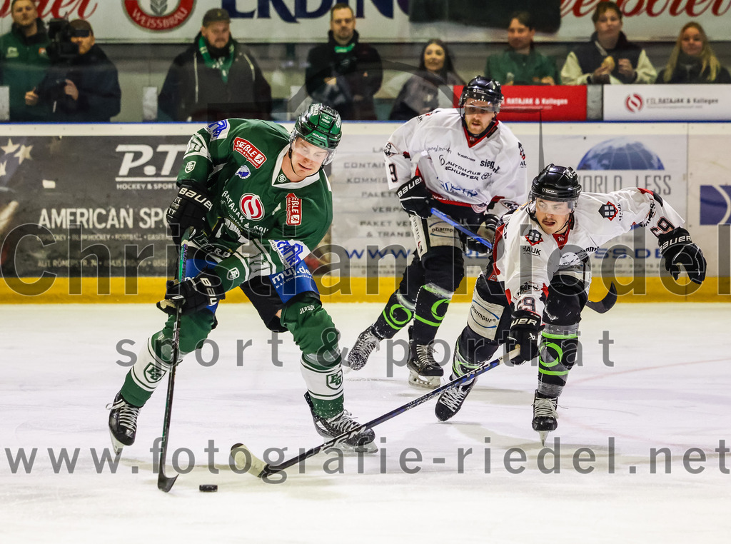 2023-11-12_102_TSV_Erding_gegen_EHC_Koenigsbrunn | Erding, Deutschland, 12.11.2023:
Eishockey, Bayernliga Vorrunde 2023 / 2024, 9. Spieltag, TSV Erding gegen EHC Königsbrunn, Endergebnis: 3:2

Elia Ostwald (Erding Gladiators, #17), Leon Steinberger (EHC Königsbrunn, #69)

Foto: Christian Riedel / fotografie-riedel.net