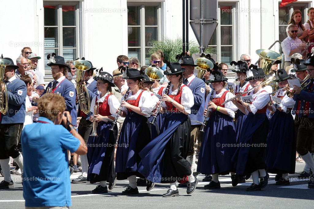news-2022-Juli17-Musikumzug-Reutte-DSD03371-Holzgau | Info aus dem Bezirk Reutte/Ausserfern Tirol sowie eine umfangreiche Bilddatenbank über die gesamte Region: Lechtal, Talkessel Reutte, Tannheimertal, Zwischentoren. Lech, Plansee, Zugspitze, Grenztunnel, B179, Fernpassstraße, Verkehr, Lawinen, Tradition, - Realisiert mit Pictrs.com