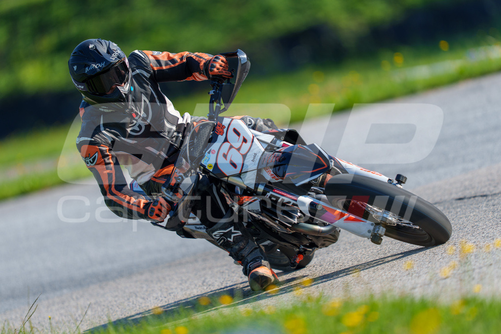 SuperMoto_Staatsmeisterschaft_Greinbach_059 | GRIPcapture steht für authentische Sportfotografie in Österreich – für Momente, die mehr sind als Geschwindigkeit oder Ergebnis. Es geht um Emotion, Spannung, Fokus und den Augenblick, der oft nur einen Wimpernschlag dauert.Ob Motorsport, Teamsport oder 