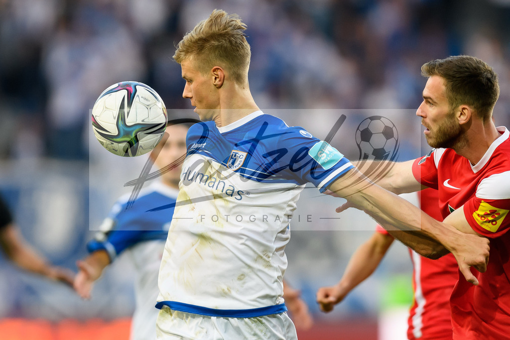 FCMFCK20210904_051 | Fussball, Herren: Luca Schuler (1. FC Magdeburg) und Kevin Kraus (1. FC Kaiserslautern) im Zweikampf beim Spiel der 3. Liga zwischen 1. FC Magdeburg und 1. FC Kaiserslautern in der MDCC-Arena am 04.09.2021 in Magdeburg, Deutschland.DFB / DFL REGULATIONS PROHIBIT ANY USE OF PHOTOGRAPHS AS IMAGE SEQUENCES AND/OR QUASI-VIDEO. - Realisiert mit Pictrs.com