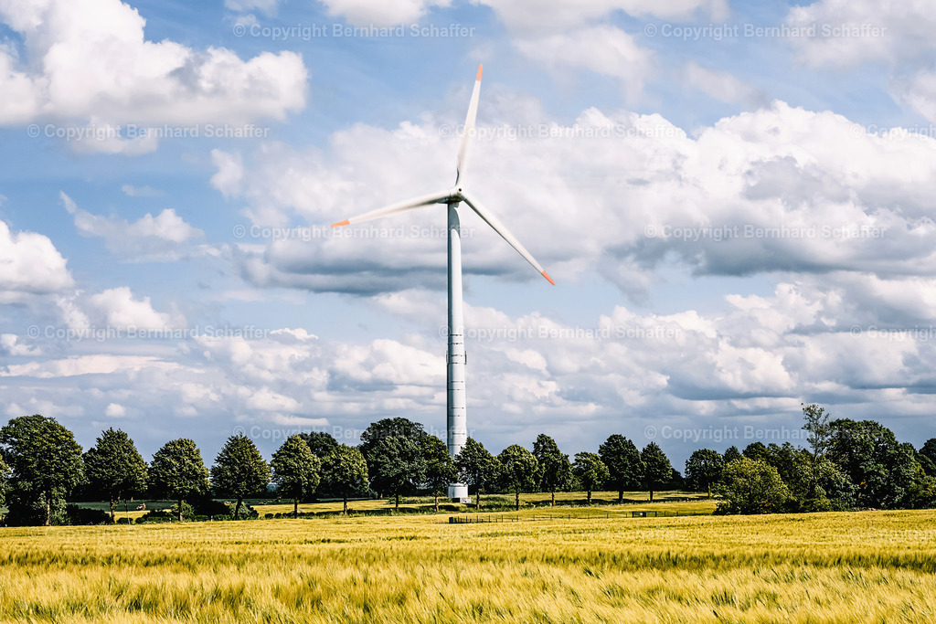 Windkraftanlage zur Stromerzeugung | Eine Windkraftanlage zur Stromerzeugung auf einer Wiese in Deutschland. - Realisiert mit Pictrs.com