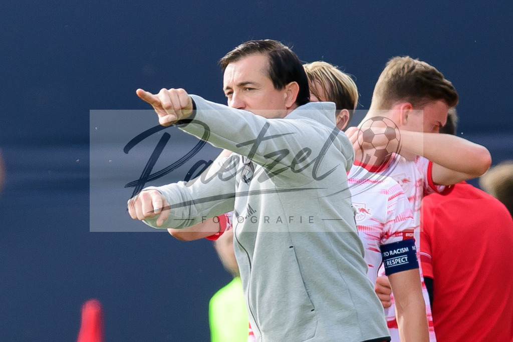 YLLEBR20210928_049 | Fussball, A-Junioren: Trainer Daniel Meyer (RB Leipzig) gestikuliert, Gestik beim Spiel der UEFA Youth League zwischen RB Leipzig und FC Bruegge im Stadion am Cottaweg am 28.09.2021 in Leipzig, Deutschland. - Realisiert mit Pictrs.com