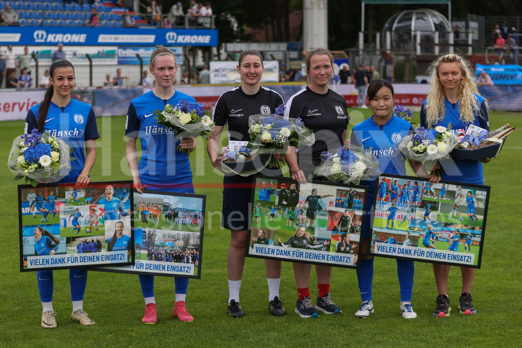 Fussball, 2. Frauen-Bundesliga, SV Meppen - VfL Wolfsburg II | v.li.: Vildan Kardesler (SV Meppen, 27), Finja Sasse (SV Meppen, 15), Michelle Bauma (Physiotherapeutin, SV Meppen), Carin Bakhuis (Trainerin, SV Meppen), Chihiro Suzuki (SV Meppen, 5) und Madelen Holme (SV Meppen, 11) bei der Verabschiedung, Abschied aus dem Verein, DIE DFB-RICHTLINIEN UNTERSAGEN JEGLICHE NUTZUNG VON FOTOS ALS SEQUENZBILDER UND/ODER VIDEOÄHNLICHE FOTOSTRECKEN. DFB REGULATIONS PROHIBIT ANY USE OF PHOTOGRAPHS AS IMAGE SEQUENCES AND/OR QUASI-VIDEO.