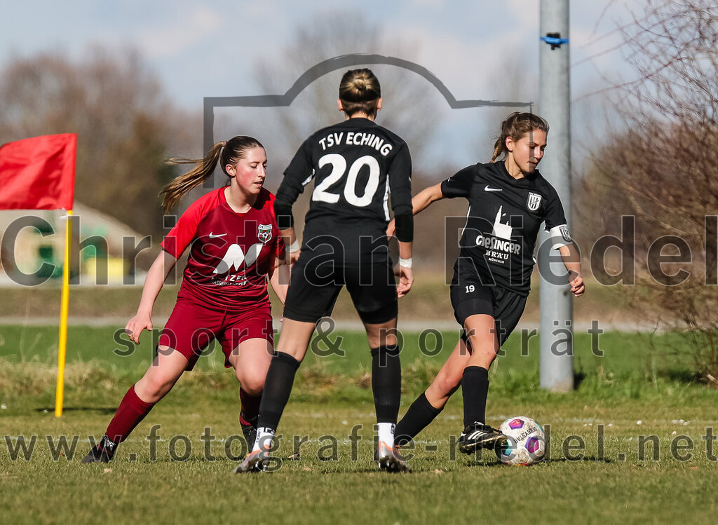 2024-02-25_025_FC_Schwaig_gegen_TSV_Eching | Oberding, Deutschland, 25.02.2024:
Fußball, Bezirksliga 2023 / 2024, Testspiel, FC Schwaig gegen TSV Eching, Endergebnis: 0:5

Franziska Lommer (FC Schwaig, #3), Gentiana Hoxha (TSV Eching, #20), Sandra Mederl (TSV Eching, #19)

Foto: Christian Riedel / fotografie-riedel.net