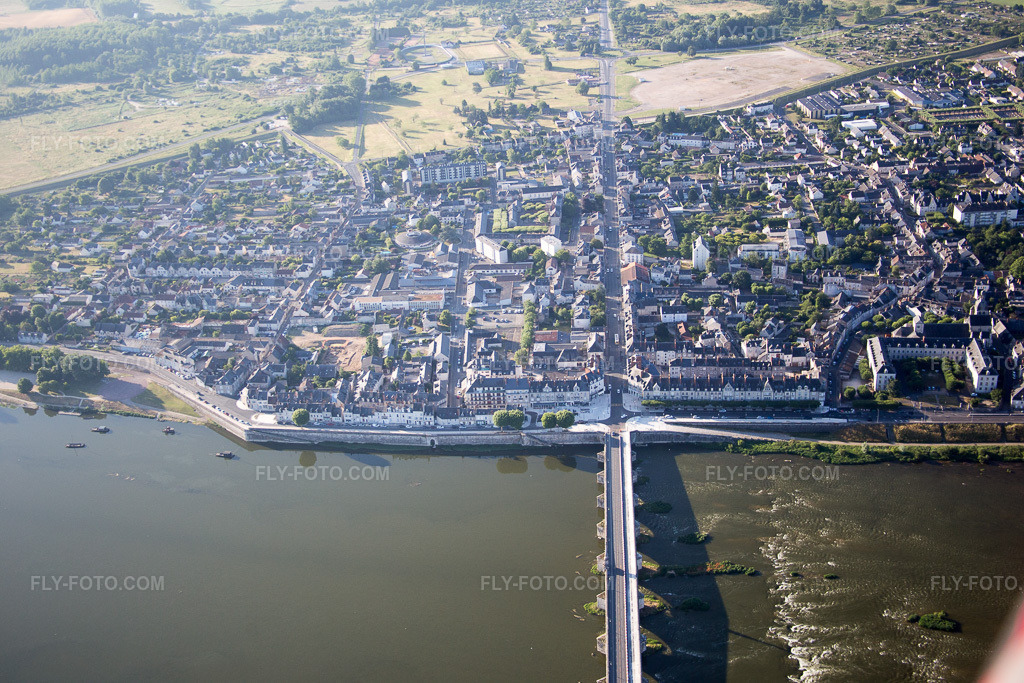 Aerial view: View of the town in Blois in the state Loir et Cher, France. – Photo: IMG_082065.jpg taken on 06/20/2015 by Werner Riehm/FLY-FOTO.com – Resolution of the original: 5472 x 3648 px