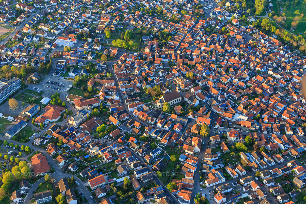 Luftbild: Stadtzentrum mit Kirche und Rathaus in Hagenbach im Bundesland Rheinland-Pfalz in Deutschland. Foto: IMG_099244.jpg vom 23.04.2017 durch Werner Riehm/FLY-FOTO.deStadt Hagenbach