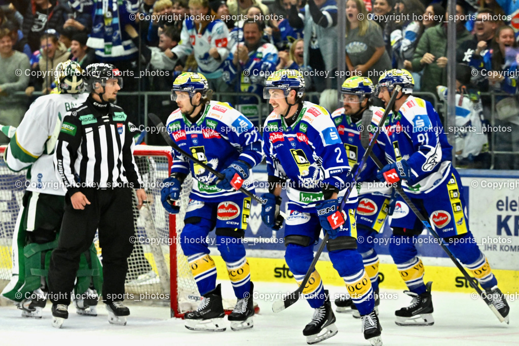 EC IDM Wärmepumpen VSV vs. FTC-TELEKOM JÉGKORONG | Jubel EC VSV Mannschft, EC IDM Wärmepumpen VSV vs. FTC-TELEKOM JÉGKORONG, EC IDM Wärmepumpen VSV vs. FTC-TELEKOM JÉGKORONG am 19.10.2025 in Villach (Stadthalle Villach), Austria, (Photo by Bernd Stefan)