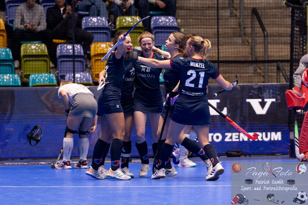 Volvo E.R.B. Final 4 Halbfinale Frauen: Der Club an der Alster - Berlienr HC, 25.01.2025 | Alina Sophie Jäger (Berliner HC #13) & Benedetta Marie Wenzel (Berliner HC #21) & Joana Boehringer / Böhringer (Berliner HC #8) bejubeln ein Tor / einen Treffer, Der Club an der Alster - Berliner HC, Frankfurt, Süwag Arena, 25.1.2025 - Realisiert mit Pictrs.com