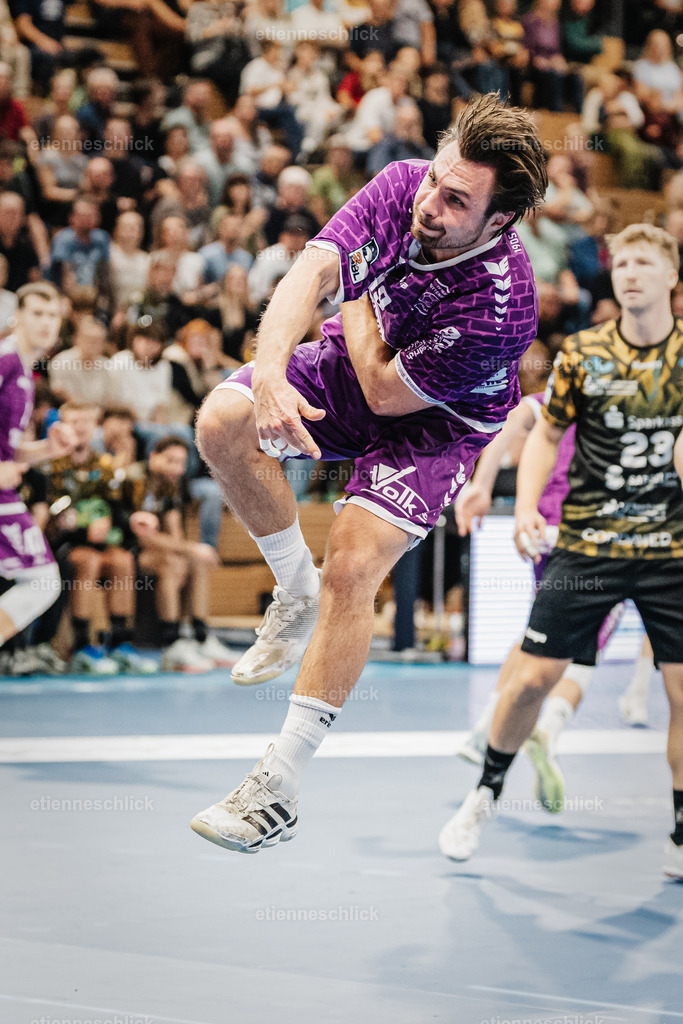 HC Elbflorenz 2006 - TV 05/07 Hüttenberg, 2. Handball-Bundesliga, 6. Spieltag | Im Bild: Vit Reichel (19, Hüttenberg) beim Wurf aufs Tor04.10.2026, HC Elbflorenz 2006 - TV 05/07 Hüttenberg, 2. Handball-Bundesliga, 6. Spieltag, Deutschland, Dresden, BallsportArena Dresden