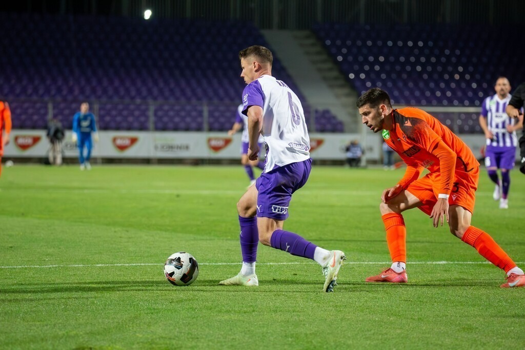 Fußball NB I. (Ungarn) Saison 2024/25, 32. Spieltag: Újpest FC gegen Nyíregyháza Spartacus***Am Ball: Damian Rasak (6, Újpest) | Fußball NB I. (Ungarn) Saison 2024/25, 32. Spieltag: Újpest FC gegen Nyíregyháza Spartacus***Am Ball: Damian Rasak (6, Újpest) - Realisiert mit Pictrs.com