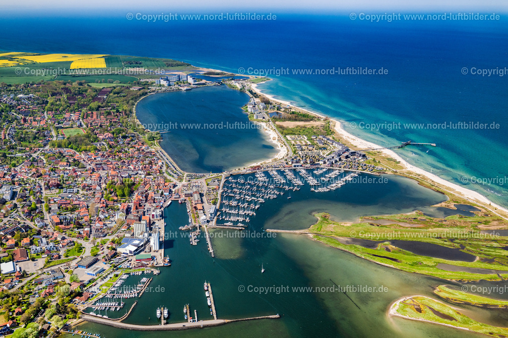 Heiligenhafen_Hafen_ELS_5877010524 | HEILIGENHAFEN 01.05.2024 Yachthafen und Marina mit Sportboot- Anlegestellen und Bootsliegeplätzen am Uferbereich der Ostsee in Heiligenhafen im Bundesland Schleswig-Holstein. Weiterführende Informationen bei: Heiligenhafener Verkehrsbetriebe GmbH &amp; Co. KG. // Pleasure boat marina with docks and moorings on the shore area of the Baltic Sea in Heiligenhafen in the state Schleswig-Holstein. Further information at: Heiligenhafener Verkehrsbetriebe GmbH &amp; Co. KG. Foto: Martin Elsen