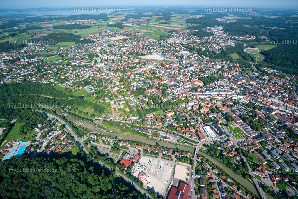 luftbild-traunstein-stadt-bruno-kapeller-14 | Luftbild von Traunstein: Im Vordergrund die Traun mit Freibad und Festplatz, darüber die Altstadt und die Stadtteile bis ins Chiemgauer Voralpenland. Aufgenommen am 8. August 2025. - Realisiert mit Pictrs.com