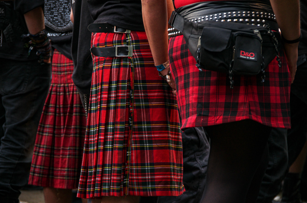 Mit Schottenröcken ausgestattete Zuschauer auf dem Wolfszeit-Festival im August 2014. | Diese drei Unbekannten stachen mir mit ihren Röcken ins Auge. Dass sie auch noch nebeneinander standen, war für sie selbst vermutlich kein Zufall, für mich aber großes Glück! - Realisiert mit Pictrs.com